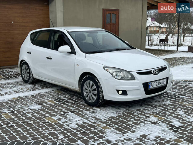 Белый Хендай i30, объемом двигателя 1.4 л и пробегом 202 тыс. км за 5600 $, фото 2 на Automoto.ua