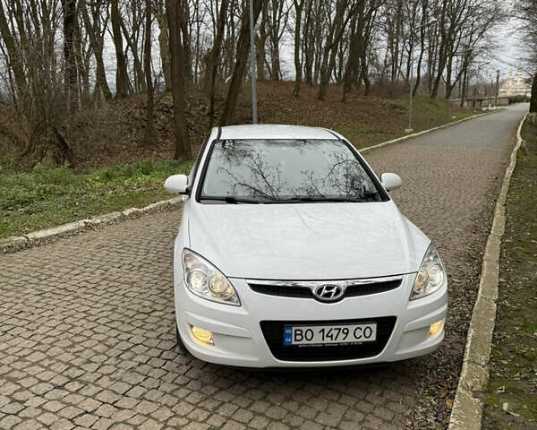 Белый Хендай i30, объемом двигателя 1.6 л и пробегом 212 тыс. км за 5400 $, фото 4 на Automoto.ua
