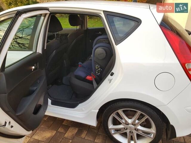 Белый Хендай i30, объемом двигателя 1.59 л и пробегом 218 тыс. км за 6700 $, фото 18 на Automoto.ua