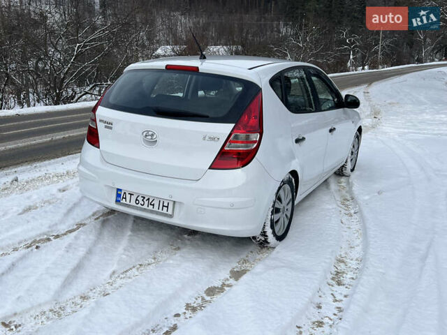 Белый Хендай i30, объемом двигателя 1.4 л и пробегом 202 тыс. км за 5600 $, фото 15 на Automoto.ua