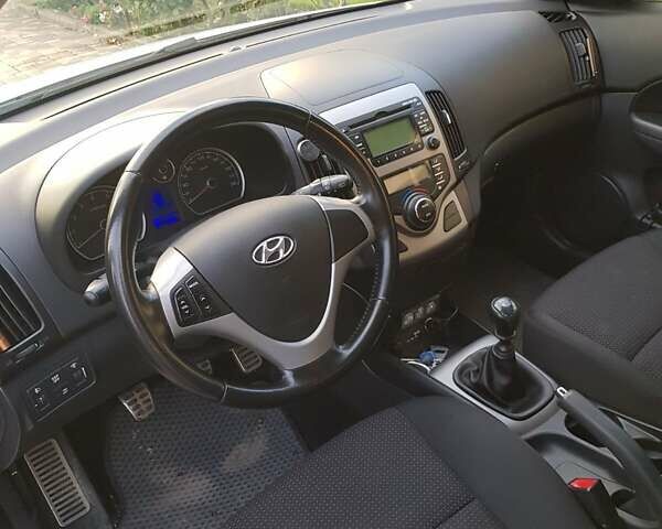 Белый Хендай i30, объемом двигателя 1.59 л и пробегом 218 тыс. км за 6700 $, фото 20 на Automoto.ua