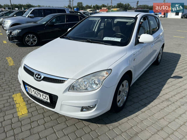 Белый Хендай i30, объемом двигателя 1.58 л и пробегом 205 тыс. км за 5700 $, фото 6 на Automoto.ua