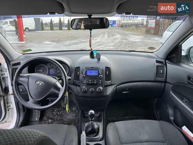 Белый Хендай i30, объемом двигателя 1.4 л и пробегом 190 тыс. км за 4800 $, фото 11 на Automoto.ua