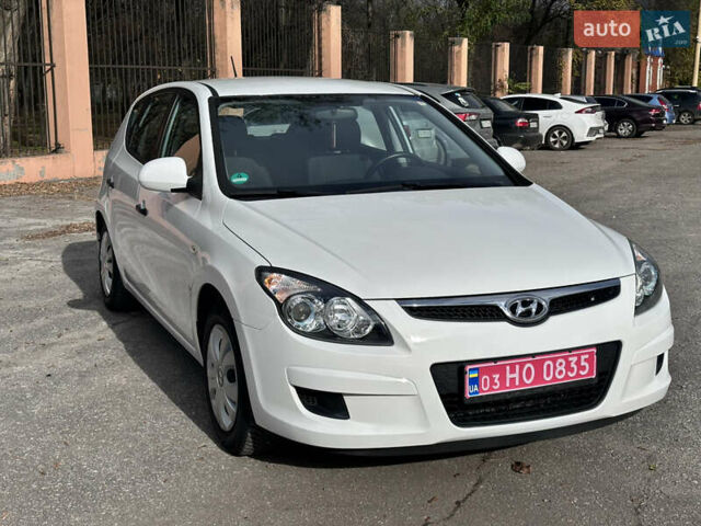 Белый Хендай i30, объемом двигателя 1.4 л и пробегом 203 тыс. км за 6600 $, фото 2 на Automoto.ua