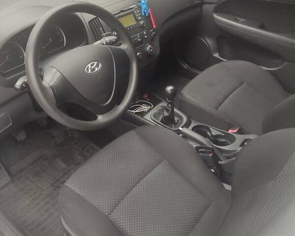 Белый Хендай i30, объемом двигателя 1.4 л и пробегом 171 тыс. км за 6800 $, фото 22 на Automoto.ua