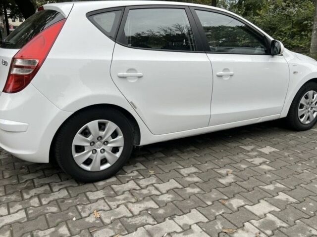 Белый Хендай i30, объемом двигателя 1.6 л и пробегом 210 тыс. км за 5999 $, фото 5 на Automoto.ua
