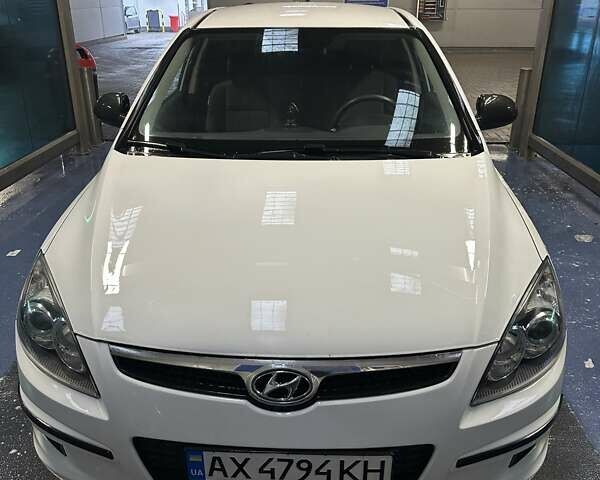 Белый Хендай i30, объемом двигателя 1.4 л и пробегом 193 тыс. км за 6000 $, фото 1 на Automoto.ua