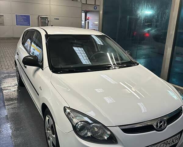 Белый Хендай i30, объемом двигателя 1.4 л и пробегом 193 тыс. км за 6000 $, фото 2 на Automoto.ua