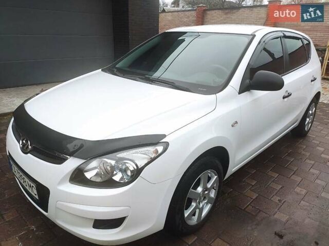 Белый Хендай i30, объемом двигателя 1.4 л и пробегом 171 тыс. км за 6800 $, фото 15 на Automoto.ua