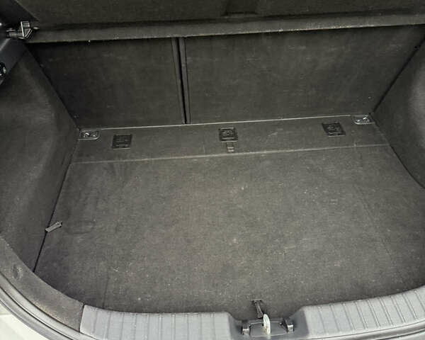 Белый Хендай i30, объемом двигателя 1.6 л и пробегом 212 тыс. км за 5400 $, фото 11 на Automoto.ua