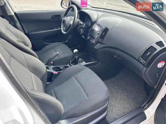 Белый Хендай i30, объемом двигателя 1.4 л и пробегом 203 тыс. км за 6600 $, фото 17 на Automoto.ua