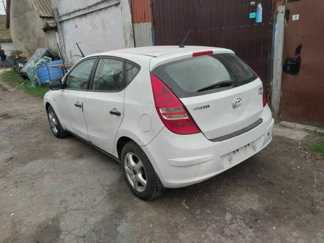 Белый Хендай i30, объемом двигателя 1.4 л и пробегом 150 тыс. км за 4700 $, фото 1 на Automoto.ua