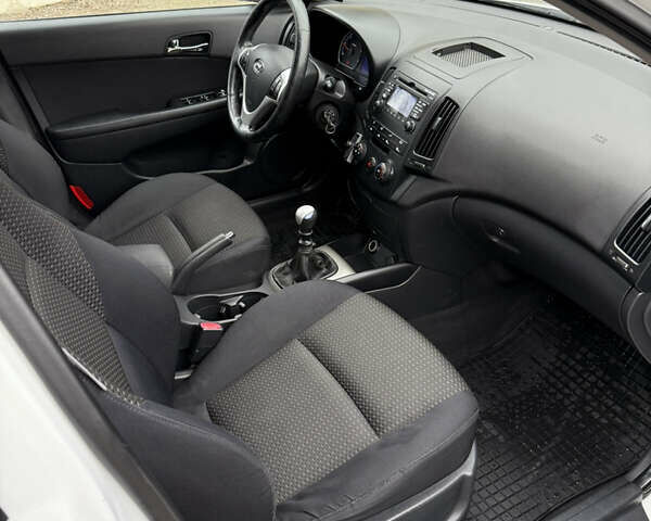 Белый Хендай i30, объемом двигателя 1.6 л и пробегом 212 тыс. км за 5400 $, фото 12 на Automoto.ua