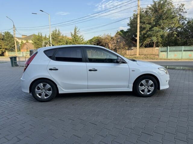Белый Хендай i30, объемом двигателя 1.6 л и пробегом 150 тыс. км за 5950 $, фото 5 на Automoto.ua