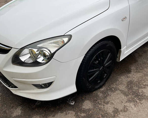 Белый Хендай i30, объемом двигателя 1.4 л и пробегом 196 тыс. км за 5500 $, фото 4 на Automoto.ua