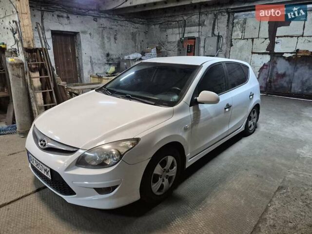 Білий Хендай i30, об'ємом двигуна 1.59 л та пробігом 170 тис. км за 6000 $, фото 1 на Automoto.ua
