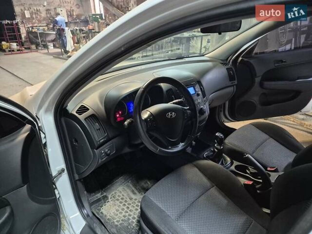 Білий Хендай i30, об'ємом двигуна 1.59 л та пробігом 170 тис. км за 6000 $, фото 8 на Automoto.ua