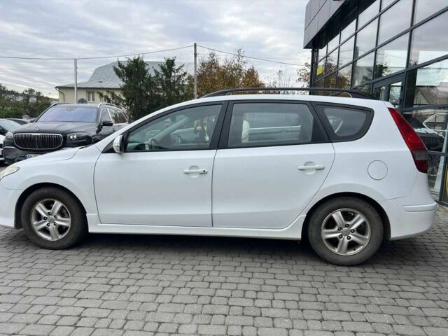 Белый Хендай i30, объемом двигателя 1.6 л и пробегом 250 тыс. км за 5700 $, фото 3 на Automoto.ua