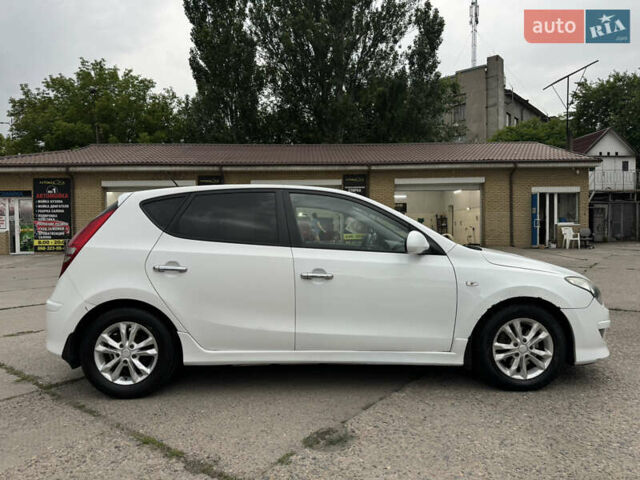 Белый Хендай i30, объемом двигателя 1.6 л и пробегом 262 тыс. км за 6500 $, фото 1 на Automoto.ua