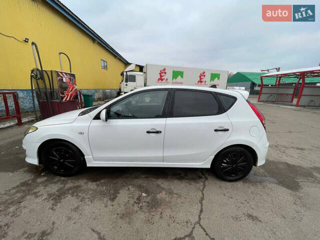 Белый Хендай i30, объемом двигателя 1.4 л и пробегом 196 тыс. км за 5500 $, фото 3 на Automoto.ua