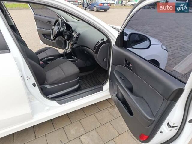 Белый Хендай i30, объемом двигателя 1.6 л и пробегом 171 тыс. км за 7650 $, фото 22 на Automoto.ua