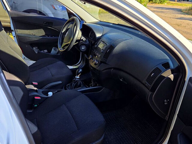 Белый Хендай i30, объемом двигателя 1.4 л и пробегом 182 тыс. км за 6000 $, фото 2 на Automoto.ua