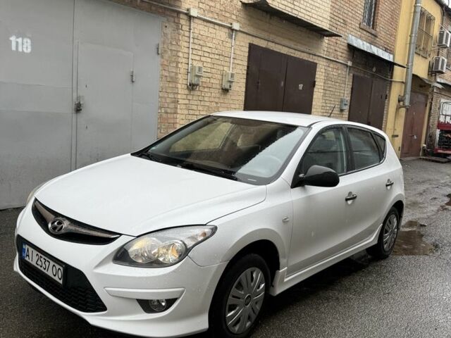 Белый Хендай i30, объемом двигателя 1.4 л и пробегом 234 тыс. км за 4999 $, фото 7 на Automoto.ua