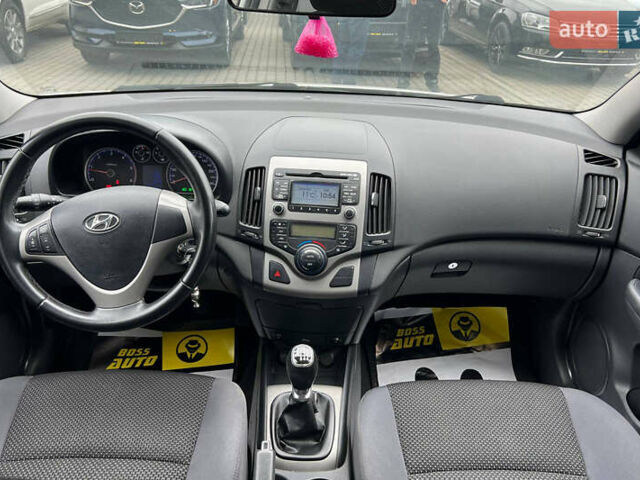 Белый Хендай i30, объемом двигателя 1.58 л и пробегом 250 тыс. км за 5700 $, фото 10 на Automoto.ua