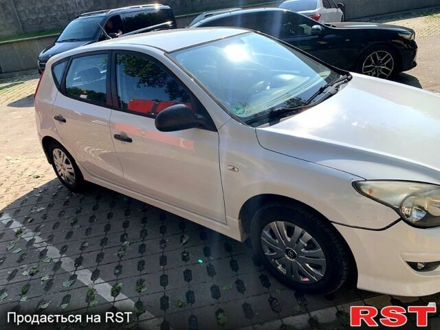 Белый Хендай i30, объемом двигателя 1.4 л и пробегом 240 тыс. км за 5500 $, фото 3 на Automoto.ua