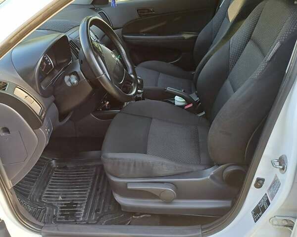 Белый Хендай i30, объемом двигателя 1.58 л и пробегом 289 тыс. км за 5750 $, фото 8 на Automoto.ua