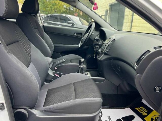 Белый Хендай i30, объемом двигателя 1.6 л и пробегом 250 тыс. км за 5700 $, фото 9 на Automoto.ua