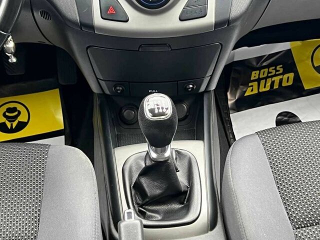 Белый Хендай i30, объемом двигателя 1.6 л и пробегом 250 тыс. км за 5700 $, фото 12 на Automoto.ua