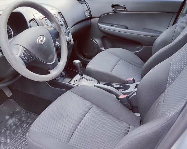 Белый Хендай i30, объемом двигателя 1.6 л и пробегом 163 тыс. км за 6500 $, фото 19 на Automoto.ua