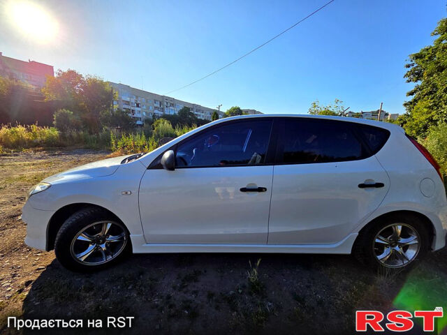 Белый Хендай i30, объемом двигателя 1.4 л и пробегом 182 тыс. км за 6000 $, фото 7 на Automoto.ua