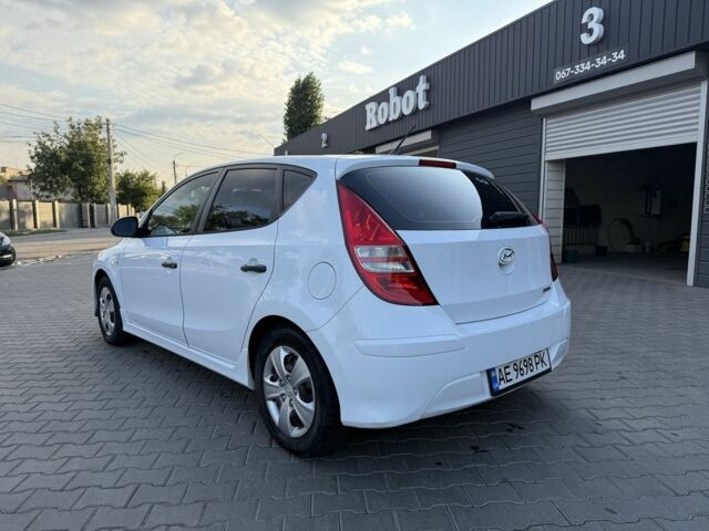 Белый Хендай i30, объемом двигателя 1.6 л и пробегом 150 тыс. км за 5950 $, фото 2 на Automoto.ua