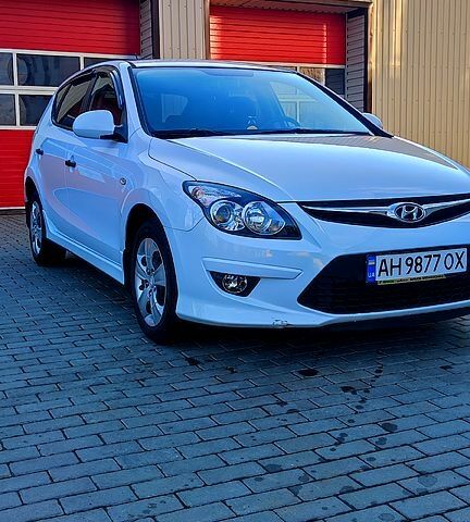 Білий Хендай i30, об'ємом двигуна 1.4 л та пробігом 93 тис. км за 7500 $, фото 4 на Automoto.ua