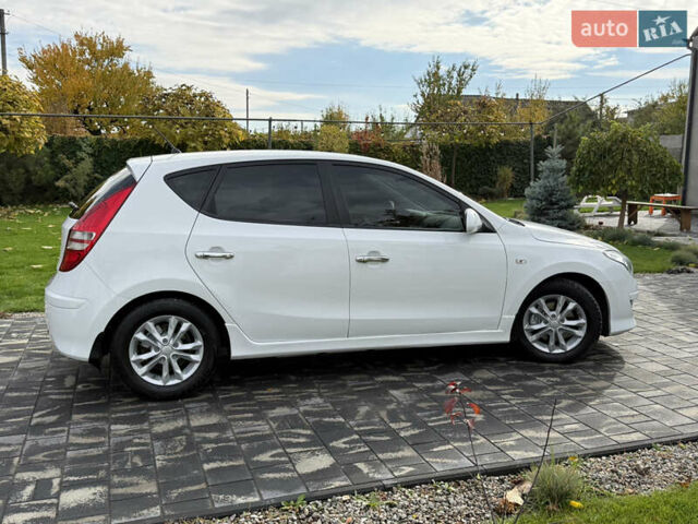 Белый Хендай i30, объемом двигателя 1.6 л и пробегом 164 тыс. км за 7500 $, фото 4 на Automoto.ua