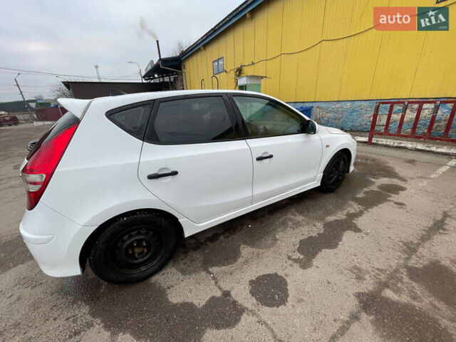 Белый Хендай i30, объемом двигателя 1.4 л и пробегом 196 тыс. км за 5500 $, фото 8 на Automoto.ua