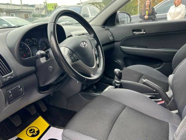 Белый Хендай i30, объемом двигателя 1.6 л и пробегом 250 тыс. км за 5700 $, фото 20 на Automoto.ua