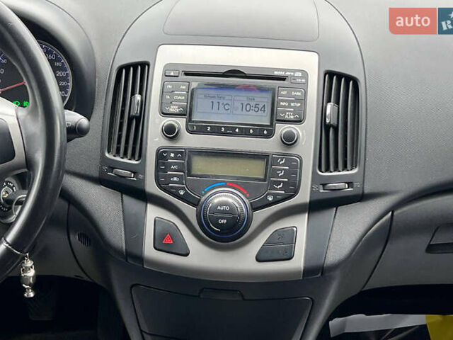 Белый Хендай i30, объемом двигателя 1.58 л и пробегом 250 тыс. км за 5700 $, фото 11 на Automoto.ua