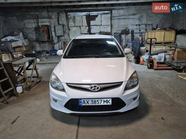 Білий Хендай i30, об'ємом двигуна 1.59 л та пробігом 170 тис. км за 6000 $, фото 4 на Automoto.ua