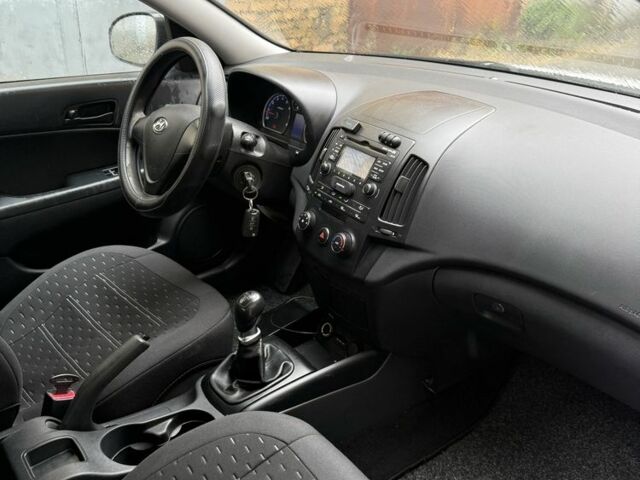 Белый Хендай i30, объемом двигателя 1.4 л и пробегом 234 тыс. км за 4999 $, фото 2 на Automoto.ua