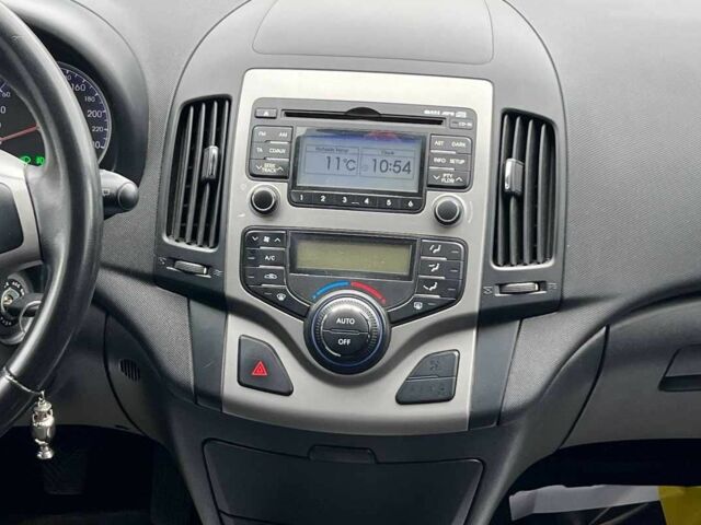 Белый Хендай i30, объемом двигателя 1.6 л и пробегом 250 тыс. км за 5700 $, фото 11 на Automoto.ua