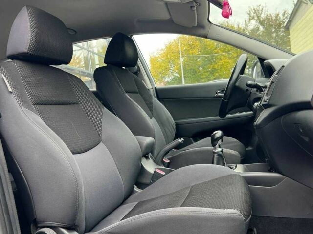 Белый Хендай i30, объемом двигателя 1.6 л и пробегом 250 тыс. км за 5700 $, фото 8 на Automoto.ua