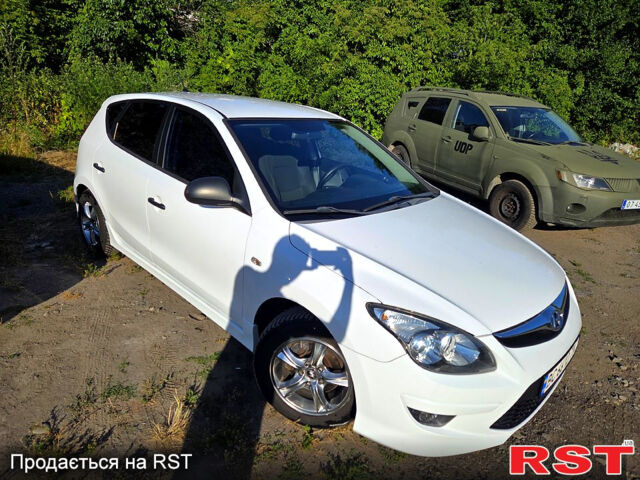 Белый Хендай i30, объемом двигателя 1.4 л и пробегом 182 тыс. км за 6000 $, фото 4 на Automoto.ua