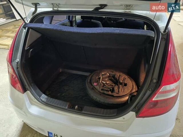 Білий Хендай i30, об'ємом двигуна 1.59 л та пробігом 170 тис. км за 6000 $, фото 2 на Automoto.ua