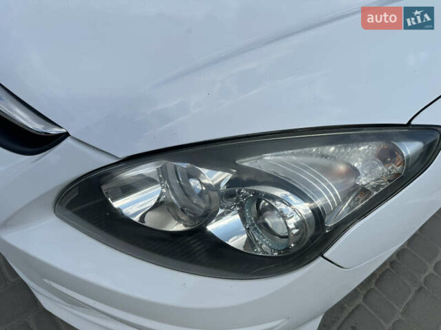 Білий Хендай i30, об'ємом двигуна 1.59 л та пробігом 202 тис. км за 6900 $, фото 1 на Automoto.ua