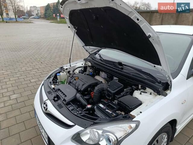 Белый Хендай i30, объемом двигателя 1.6 л и пробегом 171 тыс. км за 7650 $, фото 15 на Automoto.ua