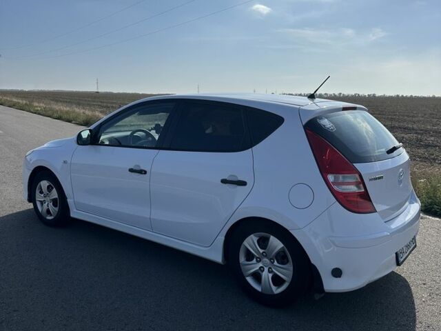 Белый Хендай i30, объемом двигателя 1.6 л и пробегом 192 тыс. км за 7800 $, фото 3 на Automoto.ua