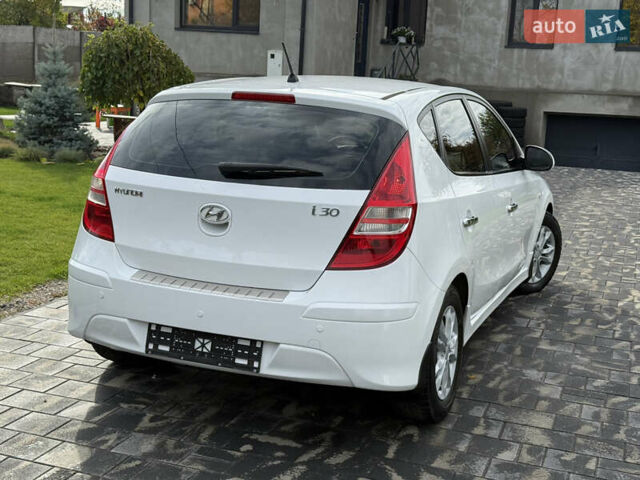 Белый Хендай i30, объемом двигателя 1.6 л и пробегом 164 тыс. км за 7500 $, фото 5 на Automoto.ua